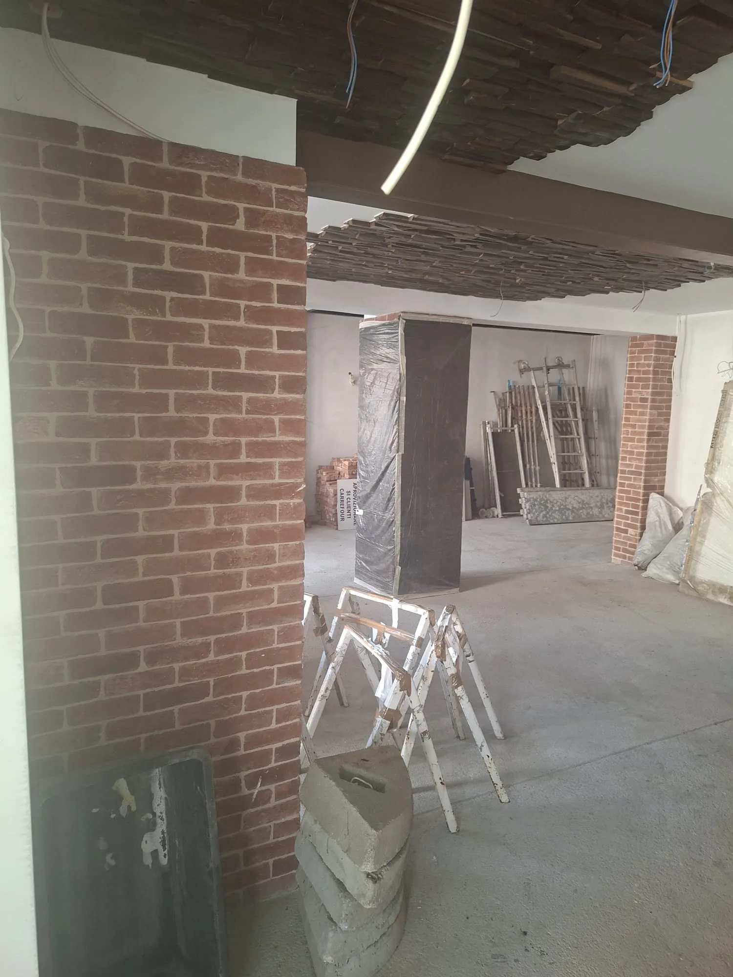 Piterie interior brick-clad columns